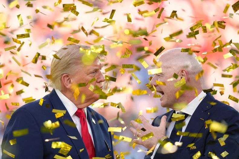 El presidente estadounidense Donald Trumpo y el presidente de la FIFA Gianni Infantino bajo una lluvia de confeti tras la final del Mundial entre España y Argentina, el domingo 19 de julio de 2026, en East Rutherford, Nueva Jersey. (AP Foto/Jacquelyn Martin)