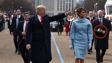 ¿llevaba un guardaespaldas de donald trump unos brazos falsos? (video)