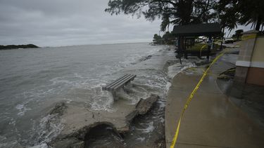 nicole, un raro huracan en noviembre, toca tierra en florida