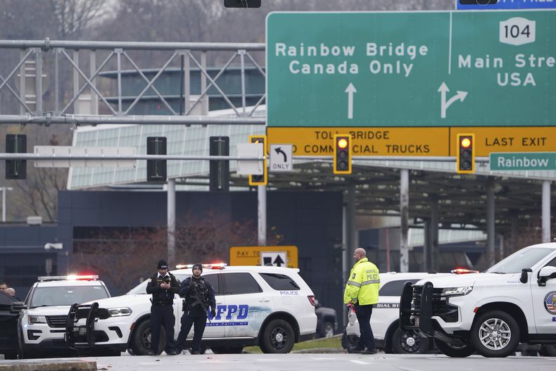 ARCHIVO - Miembros de las fuerzas del orden bloquean la entrada al Rainbow Bridge, el miércoles 22 de noviembre de 2023, en Niagara Falls, Nueva York. (Derek Gee/The Buffalo News via AP, Archivo)