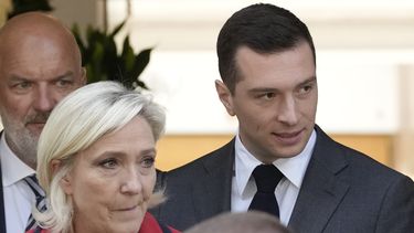 El presidente del partido de extrema derecha Agrupación Nacional, Jordan Bardella, a la derecha, se retira junto a la líder ultraderechista Marine Le Pen tras una rueda de prensa, el lunes 24 de junio de 2024 en París. (AP Foto/Christophe Ena)