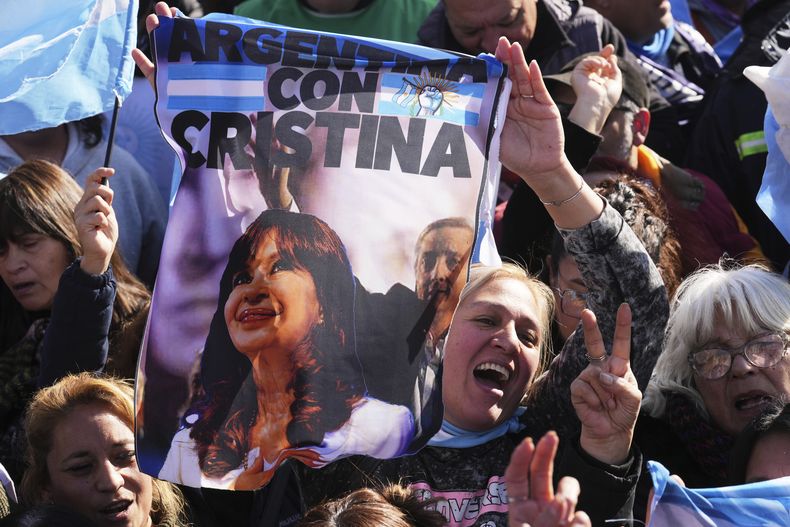 Partidarios de la expresidenta argentina Cristina Fernández protestan en su defensa en la Plaza de Mayo, después de que comenzara a cumplir una condena de seis años de prisión bajo arresto domiciliario por corrupción en Buenos Aires, Argentina, el miércoles 18 de junio de 2025. (AP Foto/Gustavo Garello)