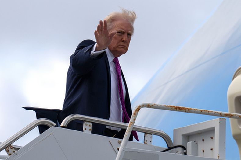 El presidente Donald Trump aborda el avión presidencial, el domingo 29 de marzo de 2026, en el Aeropuerto Internacional de West Palm Beach, Florida. (AP Foto/Mark Schiefelbein)