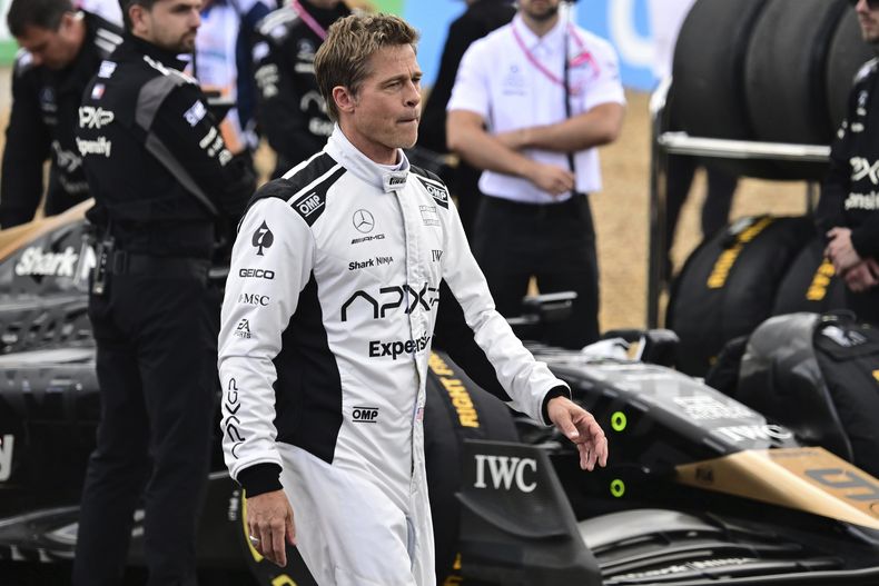 El actor Brad Pitt camina por el paddock del Gran Premio Británico de la Fórmula Uno en el circuito de Silverstone, el domingo 9 de julio de 2023. (Christian Bruna/Pool Foto vía AP)