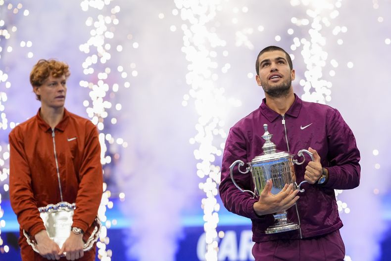 Carlos Alcaraz sostiene el trofeo de campeón del Abierto de Estados Unidos frente a Jannik Sinner tras la final masculina, el domingo 7 de septiembre de 2025, en Nueva York. (AP Foto/Kirsty Wigglesworth)