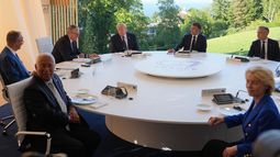 ARCHIVO - El presidente de Estados Unidos, Donald Trump, y el presidente de Francia, Emmanuel Macron, se reúnen en la cumbre del G7 el 15 de junio de 2026 en Evian-les-Bains, Francia, junto a la presidenta de la Comisión Europea, Ursula von der Leyen, a la derecha, el presidente del Consejo Europeo, António Costa, en primera línea; el canciller alemán, Friedrich Merz, el primer ministro británico, Keir Starmer y el primer ministro canadiense, Mark Carney. (AP Foto/Julia Demaree Nikhinson, Archivo)