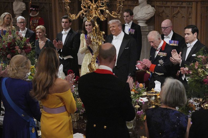 El presidente de EEUU, Donald Trump, junto con el rey Carlos III del Reino Unido, Kate, princesa de Gales, el secretario de Estado estadounidense Marco Rubio y otros invitados asisten a la cena de gala en el Castillo de Windsor, Inglaterra, durante el primer día de la segunda visita de Estado de Trump y la primera dama Melania Trump al Reino Unido, el miércoles 17 de septiembre de 2025. (Yui Mok/PA vía AP, foto de Pool vía AP)