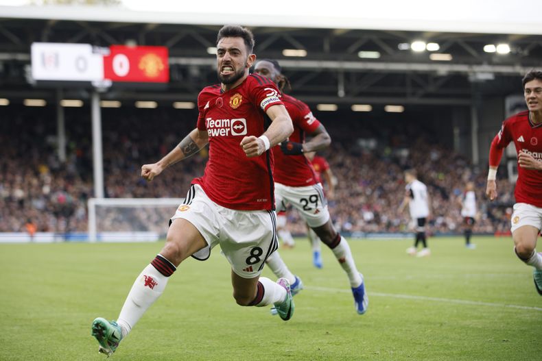 Bruno Fernandes del Manchester United celebra tras anotar el gol de la victoria de su equipo en el encuentro de la Liga Premier ante el Fulham el sábado 4 de noviembre del 2023. (AP Foto/David Cliff)