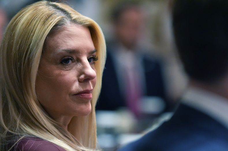 La secretaria de Justicia Pam Bondi participa en una reunión en la Casa Blanca, el 26 de marzo de 2026, en Washington. (AP Foto/Alex Brandon)