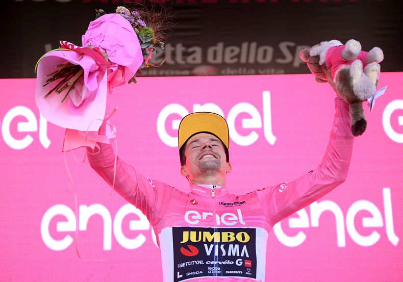 El esloveno Primoz Roglic porta el maillot rosa de líder general durante la celebración en el podio al final de la 20ma etapa del Giro de Italia entre Tarvisio y Monte Lussari el sábado 27 de mayo del 2023. (Fabio Ferrari/LaPresse via AP)
