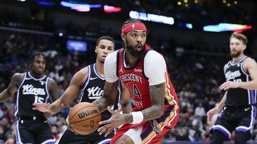 El alero de los Pelicans de Nueva Orleans Brandon Ingram observa antes de pasar el balón bajo presión en el encuentro ante los Kings de Sacramento el lunes 20 de noviembre del 2023. (AP Foto/Gerald Herbert)