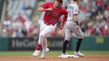 En foto del 28 de mayo del 2023, Gio Urshela de los Angelinos de Los Ángeles recorre las bases para un triple en la segunda entrada del juego ante los Marlins de Miami. El miércoles 21 de junio del 2023, Urshela podría quedar fuera toda la temporada por una fractura de pelvis. (AP Foto/Marcio Jose Sanchez)