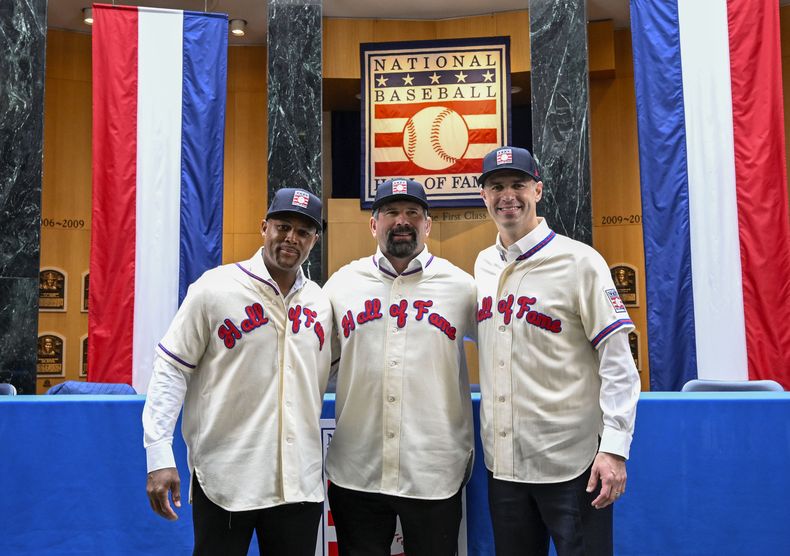 De izquierda a derecha, el dominicano Adrián Beltré, Todd Helton y Joe Mauer, posan el jueves 25 de enero de 2024, en la semana en que se les eligió como nuevos miembros del Salón de la Fama en Cooperstown, Nueva York (AP Foto/Hans Pennink)