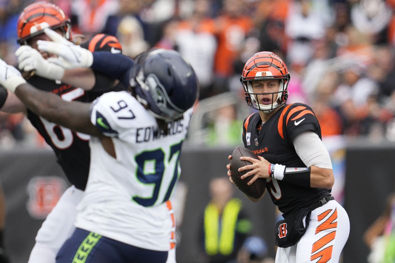 El quarterback de los Bengals de Cincinnati Joe Burrow observa antes de lanzar el balón en el encuentro ante los Seahawks de Seattle el domingo 15 de octubre del 2023. (AP Foto/Jeff Dean)