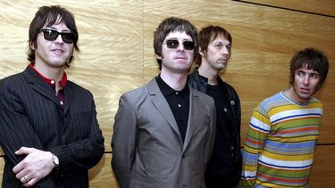 ARCHIVO - Los miembros de la banda de rock británica Oasis posan para fotografías antes de un concierto en Hong Kong, el 25 de febrero de 2006. De izquierda a derecha están Gem Archer, Noel Gallagher, Andy Bell y Liam Gallagher. (Foto AP/Lo Sai Hung)