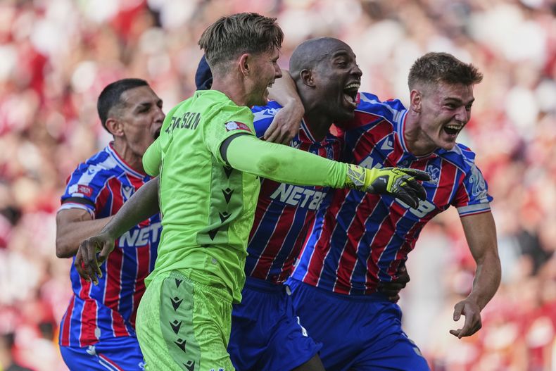Jugadores del Crystal Palace celebran tras conquistar la Community Shield al superar en penales al Liverpool en el Estadio de Wembley el domingo 10 de agosto del 2025.(AP Foto/Dave Shopland)