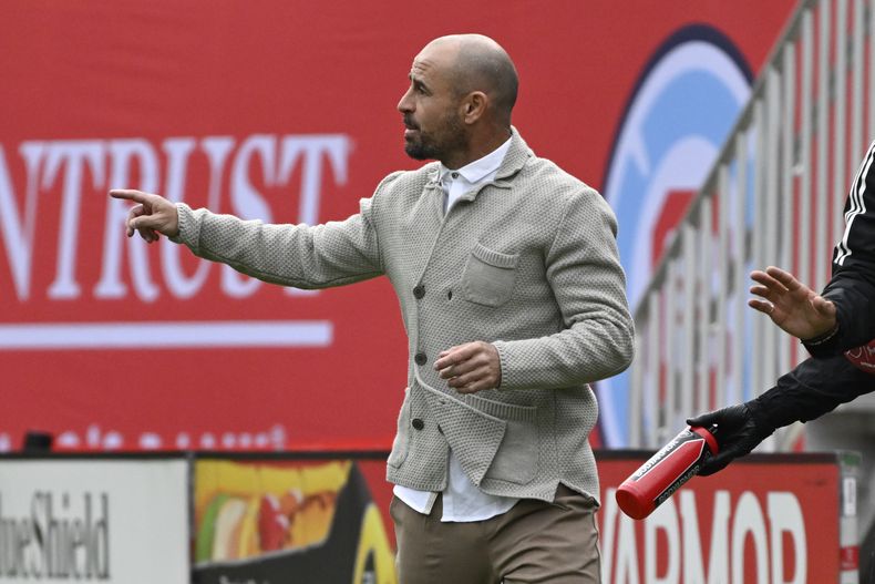 ARCHIVO - Foto del 16 de marzo del 2024, el entrenador de Montrel Laurent Courtois dirije a su equipo en el encuentro de la MLS ante el Chicago Fire. (AP Foto/Matt Marton, Archivo)