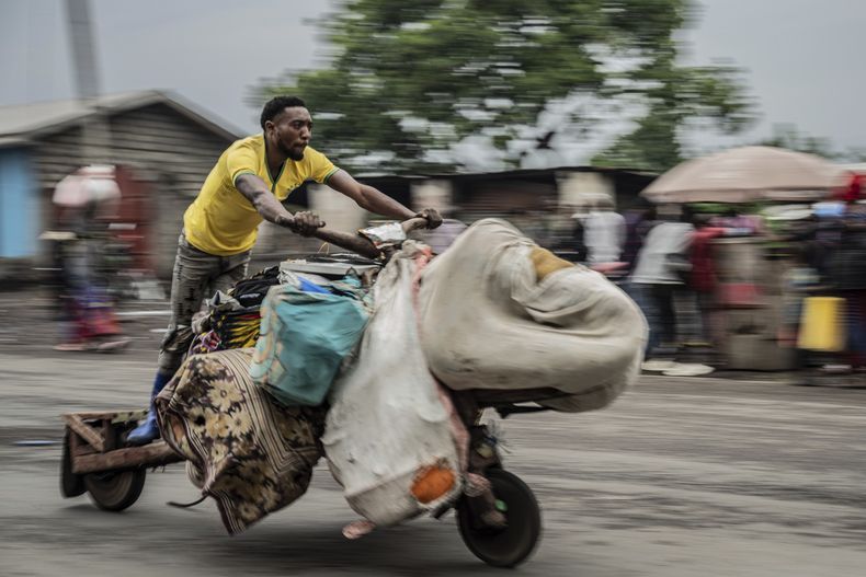 Personas desplazadas por los combates con los rebeldes del M23 se dirigen al centro de Goma, República Democrática del Congo, el domingo 26 de enero de 2025. (AP Foto/Moses Sawasawa)