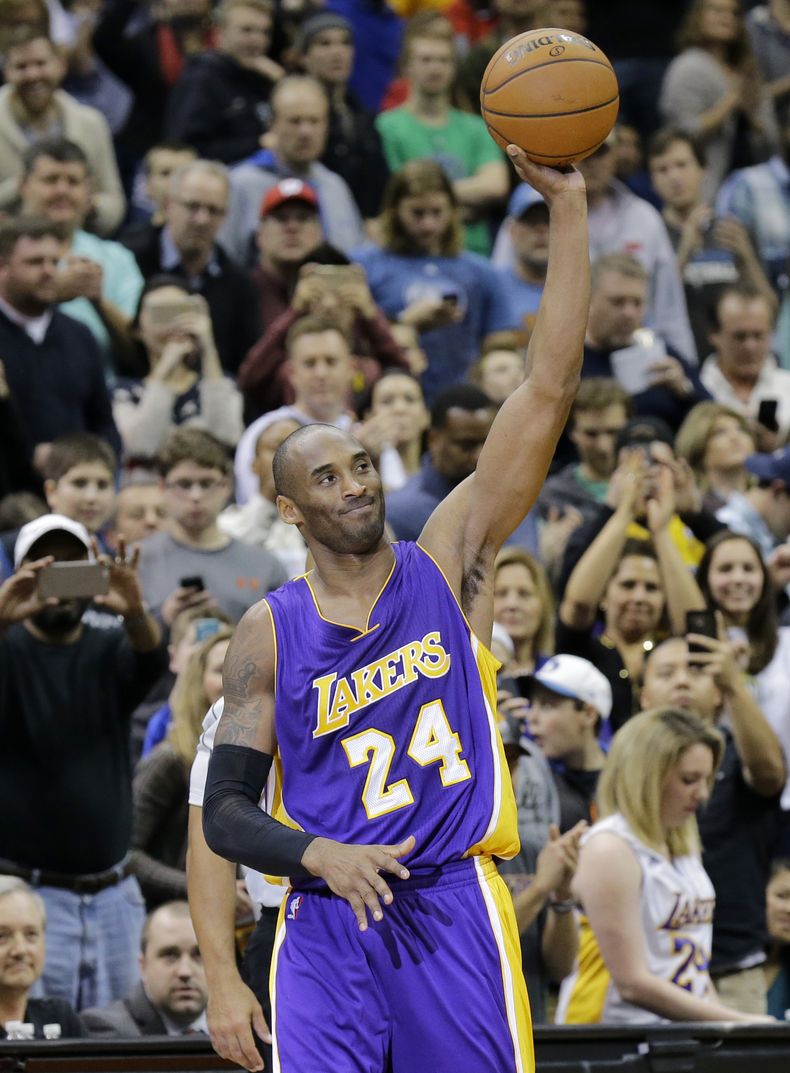Kobe Bryant, de los Lakers de Los &Aacute;ngeles, agradece al p&uacute;blico tras rebasar a Michael Jordan como el trecer mejor anotador de la historia, durante el encuentro del domingo 14 de diciembre de 2014, frente a los Timberwolves de Minnesota (AP F