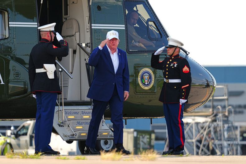 El presidente Donald Trump, en el centro, saluda mientras camina desde el Marine One para abordar el Air Force One en el aeropuerto de Morristown, el domingo 9 de agosto de 2026, en Morristown, Nueva Jersey. (AP Foto/Julia Demaree Nikhinson)