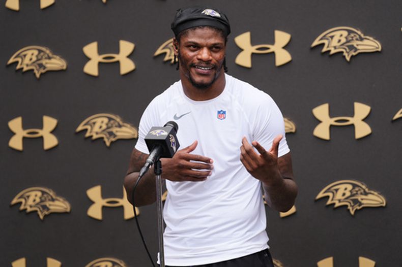 Lamar Jackson, quarterback de los Ravens de Baltimore, habla en una conferencia de prensa el miércoles 29 de julio de 2026 en Owings Mills, Maryland (AP Foto/Stephanie Scarbrough)