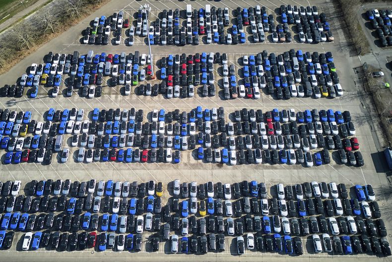 Automóviles Opel aparcados en el terreno de la fábrica de autos de Opel en Ruesselsheim, cerca de Fráncfort, Alemania, el jueves 27 de marzo de 2025. (AP Foto/Michael Probst)