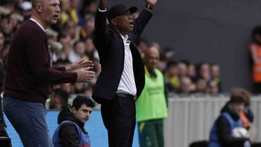 El técnico de Nantes Antoine Kombouare (centro) durante el partido contra Mónaco en la liga francesa, el domingo 9 de abril de 2023, en Nantes. (AP Foto/Jeremias Gonzalez)