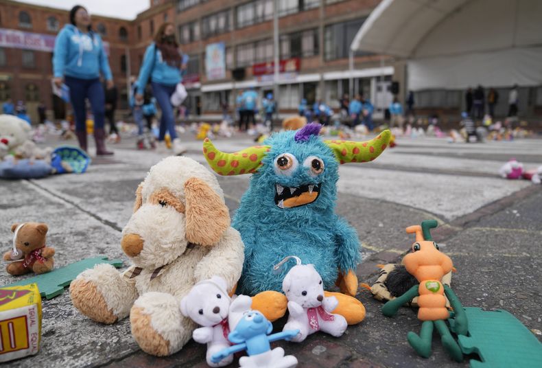 ARCHIVO - Juguetes en la plaza 20 de julio donde fueron colocados por personas que protestaban contra la violencia contra los niños en Bogotá, Colombia, el 22 de noviembre de 2022. (AP Foto/Fernando Vergara, Archivo)