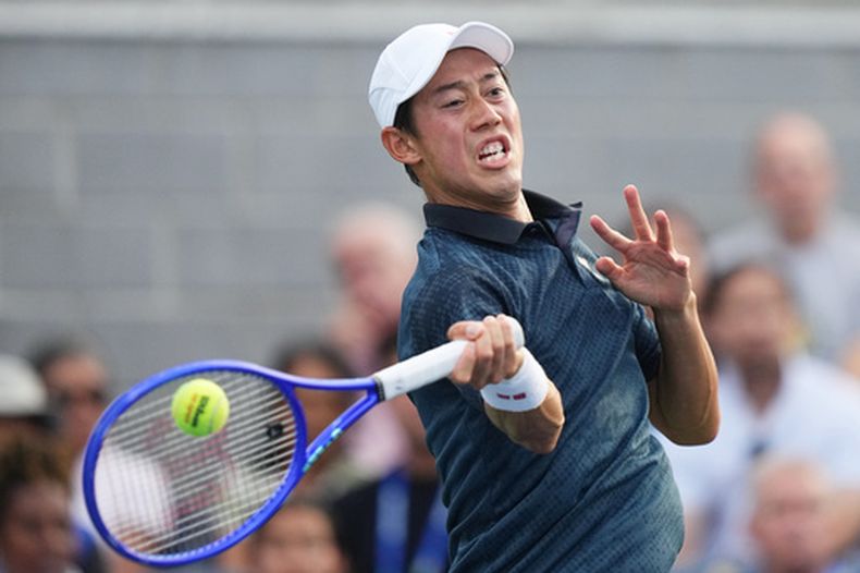 El japonés Kei Nishikori regresa la bola del estadounidense Michael Antonius en la ronda de calificación al Abierto de Estados Unidos el miércoles 26 de agosto del 2026. (AP Foto/Frank Franklin II)