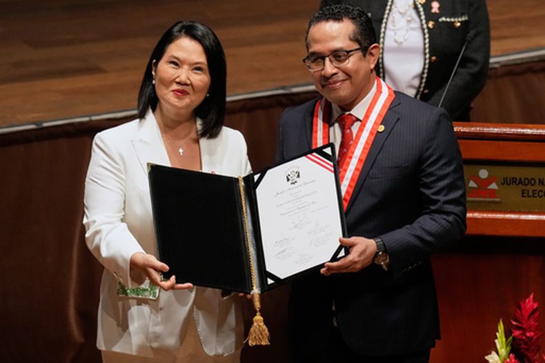 Perus President-elect Keiko Fujimori, left, receives her credentials from National Elections Board President Roberto Burneo in Lima, Peru, Wednesday, July 15, 2026. (AP Foto/Martín Mejía)