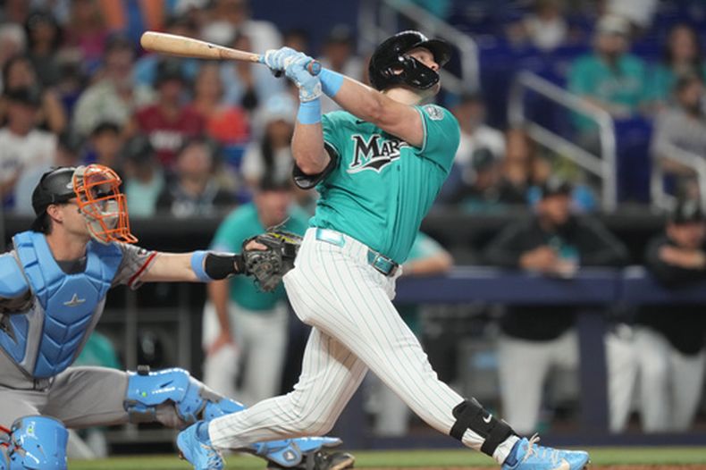 Kyle Stowers de los Marlins de Miami pega un jonrón en la segunda entrada ante los Gigantes de San Francisco el domingo 21 de junio del 2026. (AP Foto/Jim Rassol)