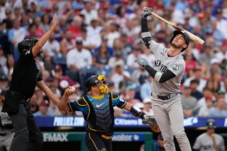 Cody Bellinger, derecha, de los Yankees de Nueva York, reacciona después de poncharse frente al lanzador de los Filis de Filadelfia, Jesús Luzardo, durante la segunda entrada del juego de béisbol de Grandes Ligas, el viernes 24 de julio de 2026, en Filadelfia. (AP Foto/Matt Slocum)