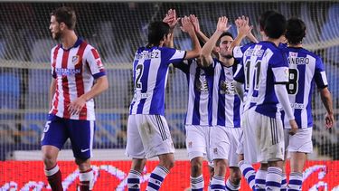 americateve | Los jugadores de la Real Sociedad festejan su segundo gol frente al Atl&eacute;tico de Madrid en un cotejo de liga disputado el domingo 9 de noviembre de 2014, en San Sebasti&aacute;n. El lunes 10, la Real Sociedad anunci&oacute; la contrataci&oacute;n de