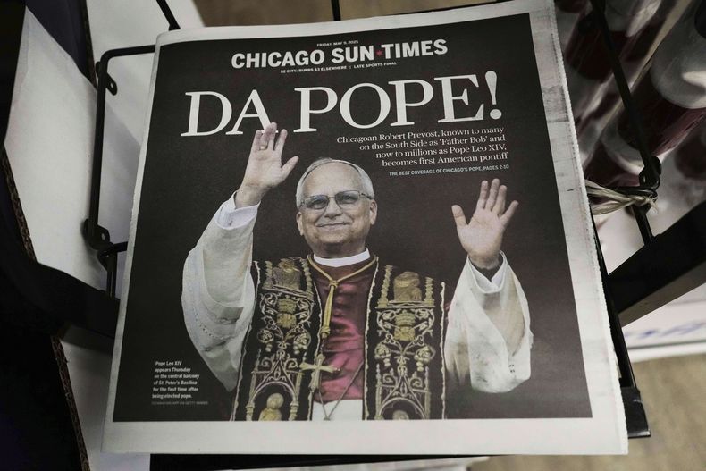 La primera plana del diario Chicago Sun-Times exclama ¡El papa! con el acento peculiar de la ciudad, en una tienda de comestibles el jueves 9 de mayo de 2025, en Mount Prospect, Illinois. (AP Foto/Nam Y. Huh)