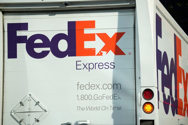 ARCHIVO - El logotipo de la empresa en una furgoneta de reparto de FedEx, el 13 de septiembre de 2023, en el centro de Denver. (AP Foto/David Zalubowski, archivo)