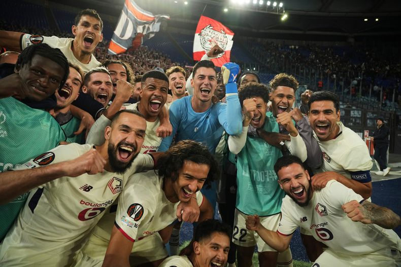 Jugadores del Lille celebran la victoria ante la Roma en el encuentro de la Liga Europa el jueves 2 de octubre del 2025 (AP Foto/Andrew Medichini)