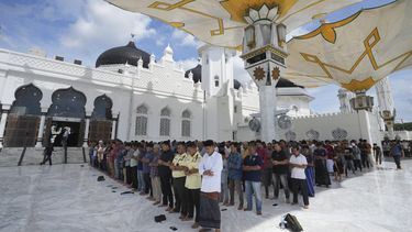 Un grupo de personas ora en la Gran Mezquita de Baiturrahman en Banda Aceh, Indonesia, el viernes 13 de diciembre de 2024. (Foto AP/Achmad Ibrahim)