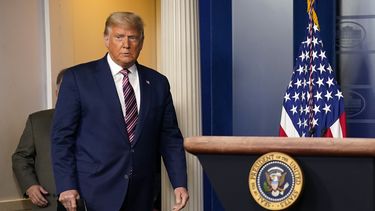 Trump guarda silencio en 1era aparición pública tras derrota