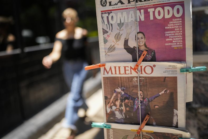 Los periódicos mexicanos muestran fotografías de la candidata presidencial Claudia Sheinbaum declarando su victoria en la Ciudad de México, el lunes 3 de junio de 2024, el día después de las elecciones generales. (AP Foto/Matías Delacroix)