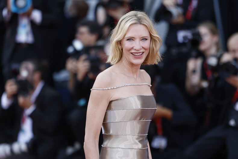 Cate Blanchett posa a su llegada al estreno de la película Beetlejuice Beetlejuice y a la ceremonia de apertura de la 81ª edición del Festival de Cine de Venecia en Venecia, Italia, el miércoles 28 de agosto de 2024.(Foto Vianney Le Caer/Invision/AP)