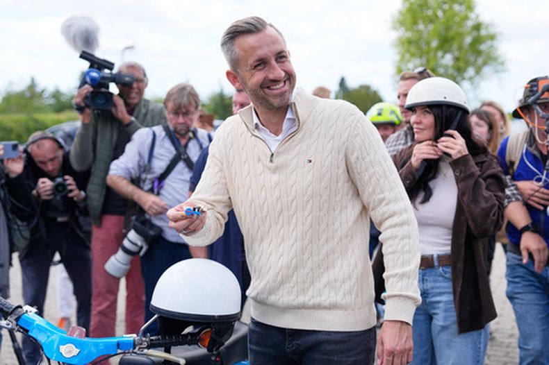 Ulrich Siegmund, principal candidato del partido Alternativa para Alemania (AfD), sostiene las llaves de su motocicleta junto a unas neveras portátiles del partido tras votar en un colegio electoral durante las elecciones estatales de Sajonia-Anhalt en Tangermünde, en el este de Alemania, el domingo 6 de septiembre de 2026. (Foto AP/Matthias Schrader)