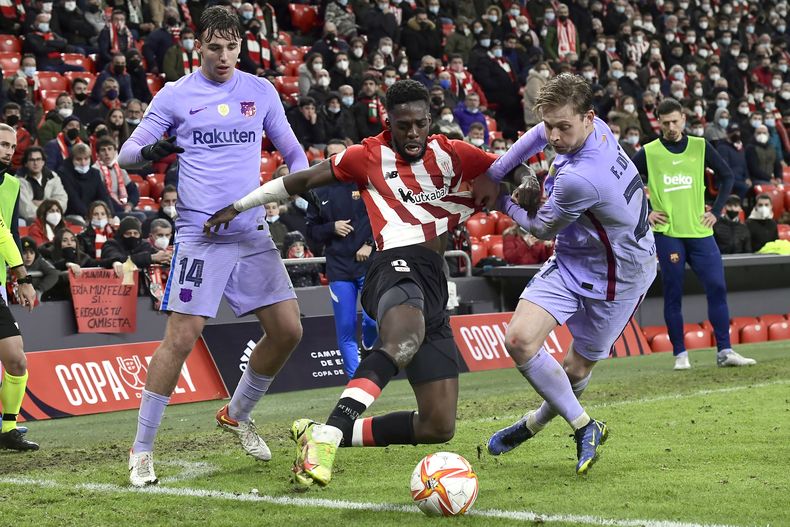 ARCHIVO - En foto del 21 de enero del 2022, Inaki Williams del Athletic Bilbao pelea por el balón con Nico González y Frenkie de Jong del Barcelona en el duelo de octavos de final de la Copa del Rey. (AP Foto/Alvaro Barrientos, Archivo)