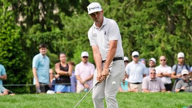J.T. Poston realiza un golpe al green del hoyo 6 en la tercera ronda del Memorial, el sábado 6 de junio de 2026 en Dublin, Ohio (AP Foto/Sue Ogrocki)