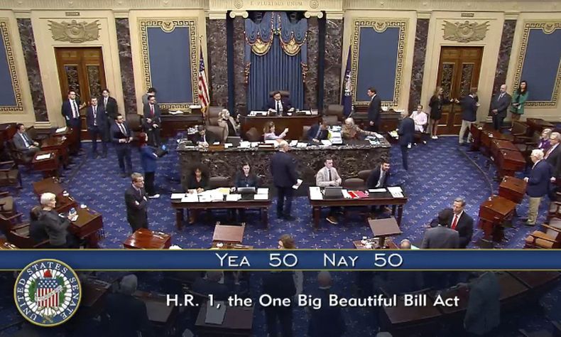 Imagen tomada de la Televisión del Senado que muestra al vicepresidente estadounidense JD Vance rompiendo el empate para lograr la aprobación del plan de recortes de impuestos y reducciones de gastos en el Senado en Washington el 1 de julio del 2025. (Televisión del Senado via AP)
