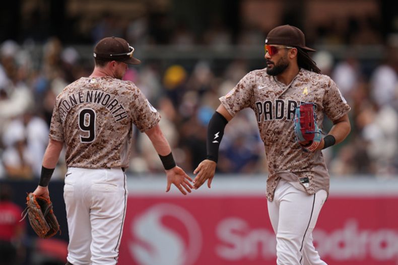 El jardinero derecho de los Padres de San Diego, Fernando Tatis Jr. (a la derecha), celebra con el segunda base Jake Cronenworth después de que los Padres derrotaran a los Yankees de Nueva York por 4-3 en un partido de béisbol el domingo 6 de septiembre de 2026, en San Diego. (Foto AP/Gregory Bull)