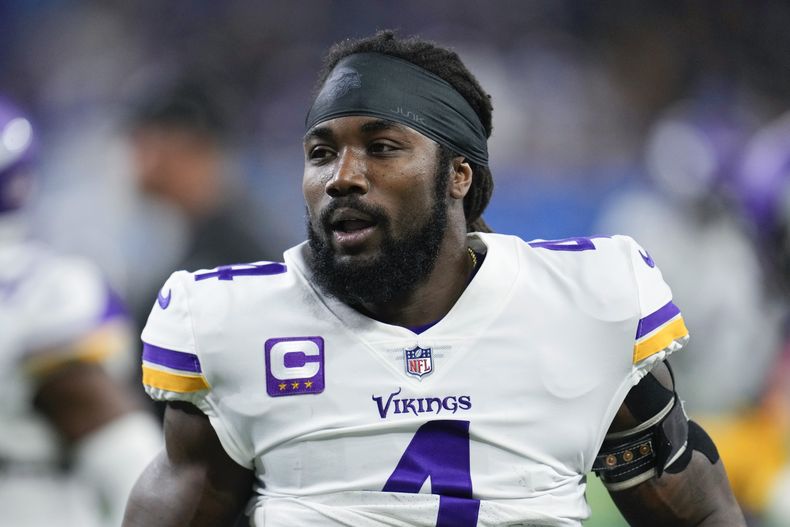 ARCHIVO - El running back Dalvin Cook (4), de los Vikings de Minnesota, corre rumbo al campo de juego previo a un partido de la NFL en contra de los Lions de Detroit, el 11 de diciembre de 2022. Los Vikings y Cook seguirán por caminos separados por morivos de ahorro en el tope salarial. Cook ha sido informado de la decisión del equipo, de acuerdo con una persona con conocimiento de la decisión que habló con The Associated Press el jueves 8 de junio de 2023. (AP Foto/Paul Sancya, Archivo)