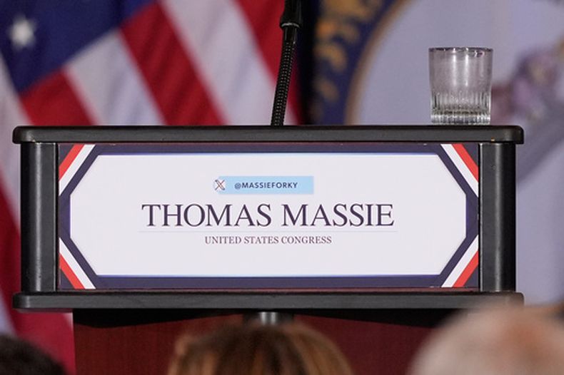 Un vaso vacío se ve después de que el representante Thomas Massie, republicano de Kentucky, hablara durante una fiesta electoral tras perder la candidatura republicana, en el Marriott Cincinnati Airport, el martes 19 de mayo de 2026, en Hebron, Kentucky. (AP Foto/Carolyn Kaster)