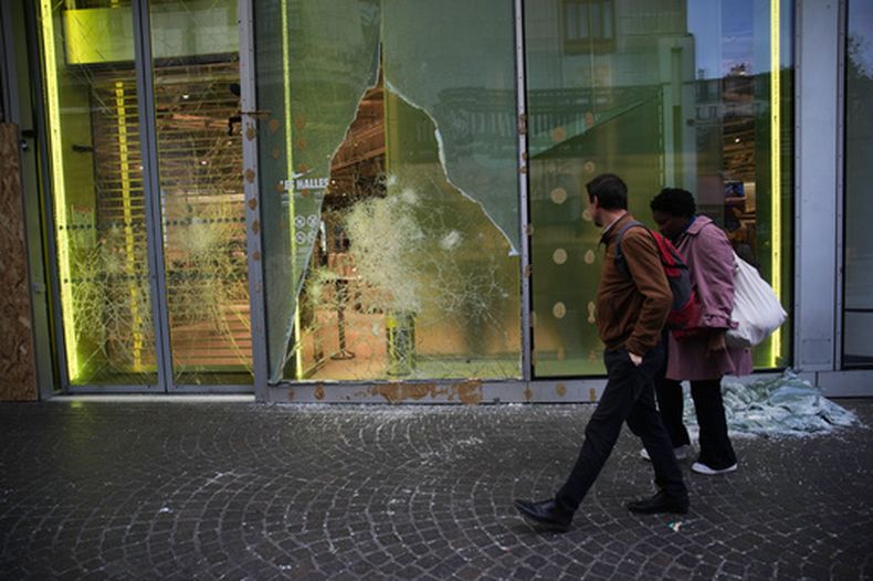 Una tienda saqueada durante las protestas en París, el 19 de octubre del 2026. (AP foto/Christophe Ena)