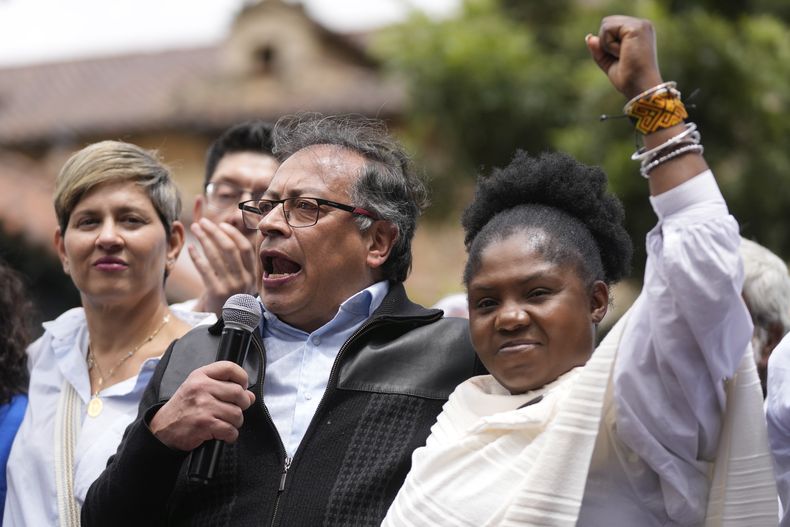 ARCHIVO - El presidente de Colombia, Gustavo Petro, junto a la vicepresidenta Francia Márquez, da un discurso ante sus seguidores, en Bogotá, Colombia, el 7 de junio de 2023. (AP Foto/Fernando Vergara, Archivo)