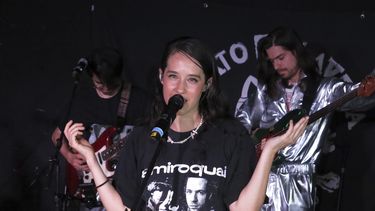 La cantautora mexicana Ximena Sariñana se presenta en concierto en la Ciudad de México el 8 de abril de 2025. (Foto AP/Berenice Bautista)